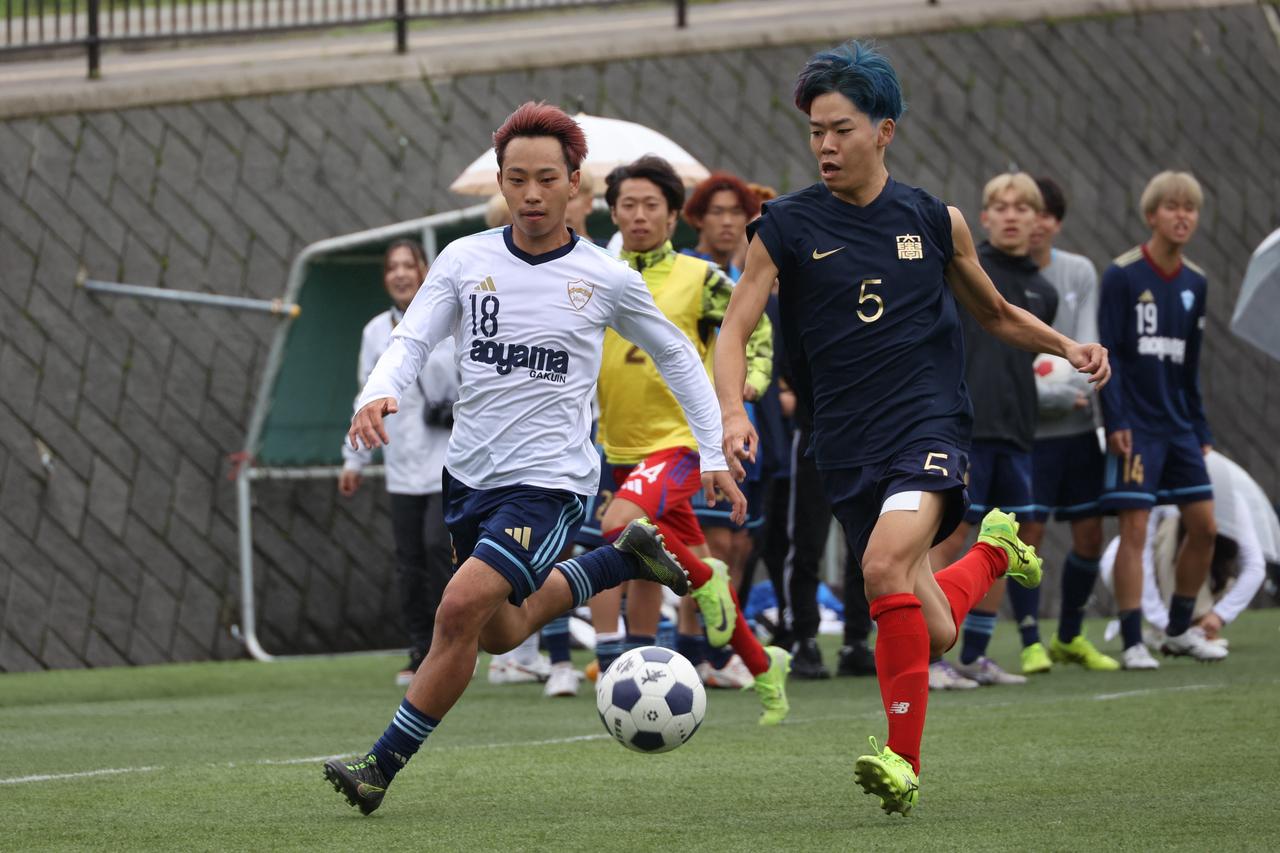 画像 : 28番目の画像 - 【写真】中央大学体同連フースバルクラブB(赤)と明治学院大学白金FC(白)、中央大学MAEPLE(紺)と青山学院大学理工サッカー部A(白)がベスト4を懸けて激突!(写真◎石倉利英) - サッカーマガジンWEB