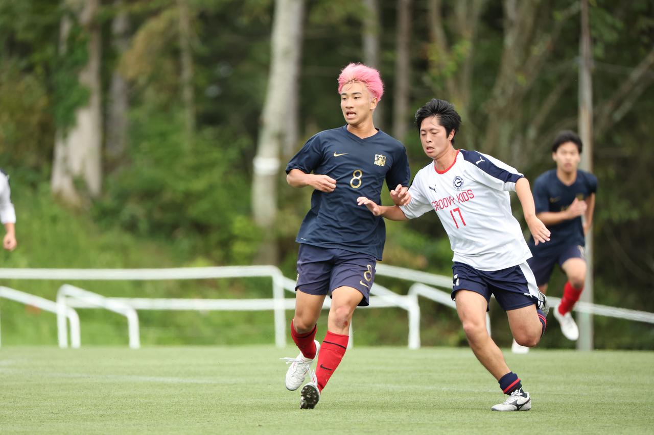 画像 : 28番目の画像 - 【写真】中央大学サッカー同好会(緑)と中央大学体同連フースバルクラブB(赤)、明治大学Groovykids(白)と中央大学MAEPLE(紺)が決勝進出を懸けて激突!(写真◎高野徹) - サッカーマガジンWEB