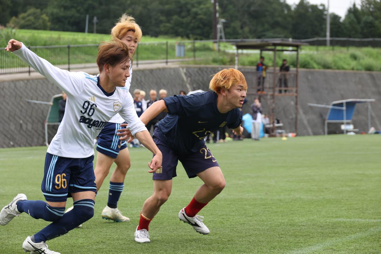 画像 : 27番目の画像 - 【写真】中央大学体同連フースバルクラブB(赤)と明治学院大学白金FC(白)、中央大学MAEPLE(紺)と青山学院大学理工サッカー部A(白)がベスト4を懸けて激突!(写真◎石倉利英) - サッカーマガジンWEB