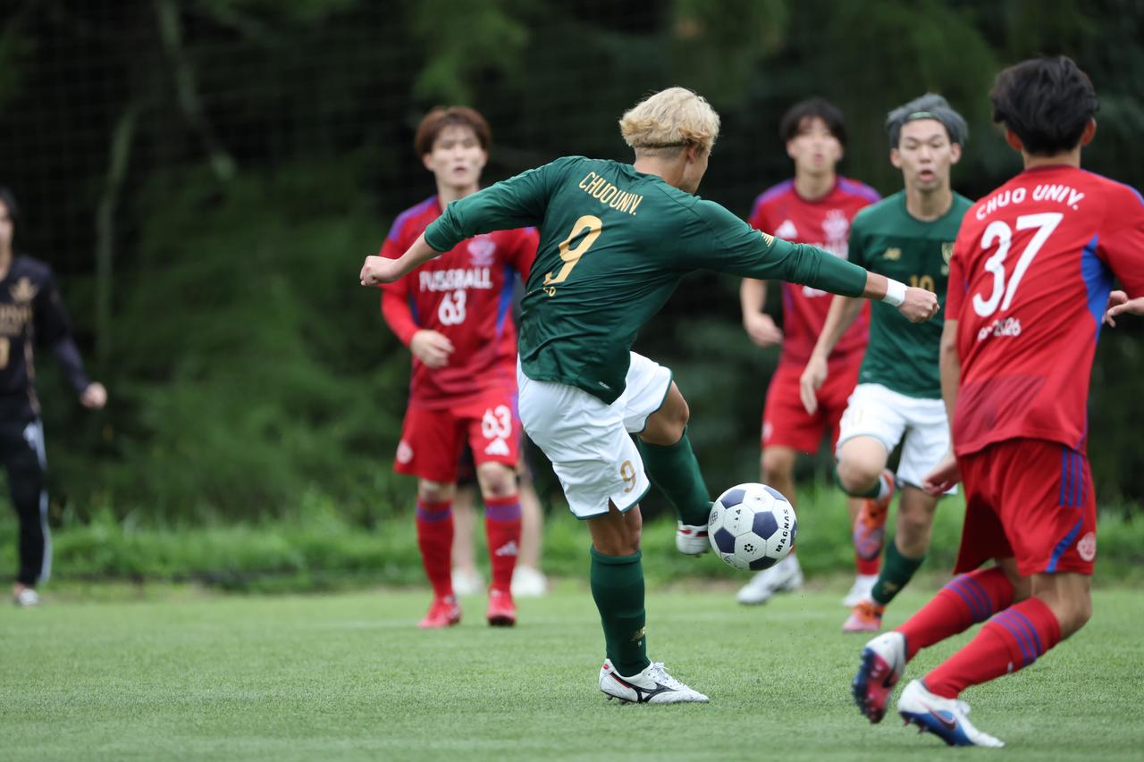 画像 : 11番目の画像 - 【写真】中央大学サッカー同好会(緑)と中央大学体同連フースバルクラブB(赤)、明治大学Groovykids(白)と中央大学MAEPLE(紺)が決勝進出を懸けて激突!(写真◎高野徹) - サッカーマガジンWEB