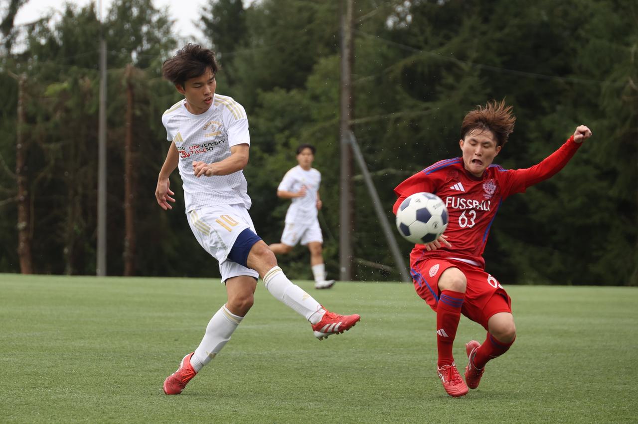 画像 : 11番目の画像 - 【写真】中央大学体同連フースバルクラブB(赤)と明治学院大学白金FC(白)、中央大学MAEPLE(紺)と青山学院大学理工サッカー部A(白)がベスト4を懸けて激突!(写真◎石倉利英) - サッカーマガジンWEB