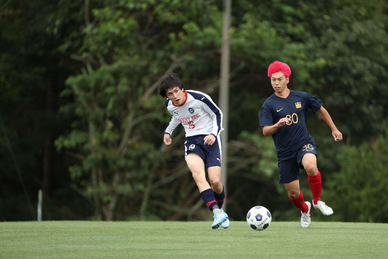画像 : 23番目の画像 - 【写真】中央大学サッカー同好会(緑)と中央大学体同連フースバルクラブB(赤)、明治大学Groovykids(白)と中央大学MAEPLE(紺)が決勝進出を懸けて激突!(写真◎高野徹) - サッカーマガジンWEB