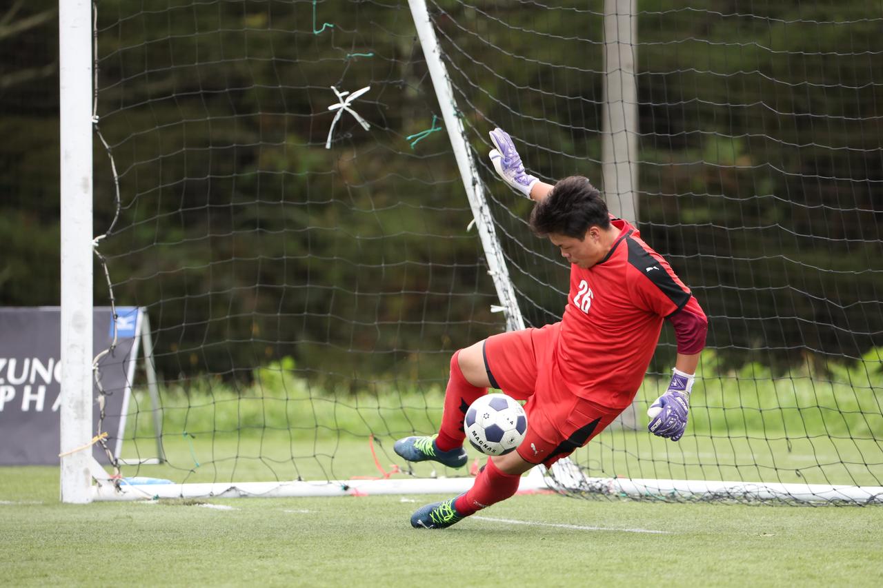画像 : 31番目の画像 - 【写真】中央大学サッカー同好会（緑）と中央大学体同連フースバルクラブB（赤）、明治大学Groovykids（白）と中央大学MAEPLE（紺）が決勝進出を懸けて激突!（写真◎高野徹） - サッカーマガジンWEB