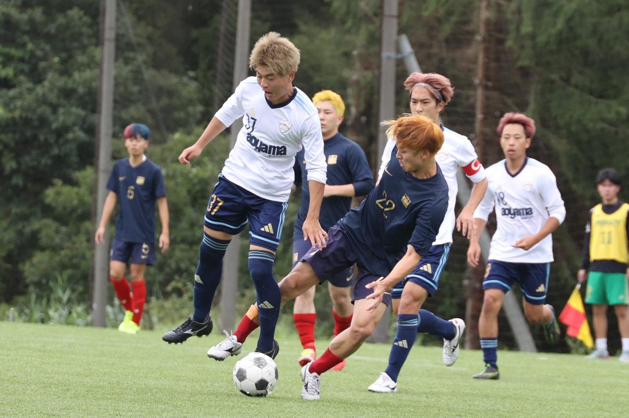画像 : 22番目の画像 - 【写真】中央大学体同連フースバルクラブB（赤）と明治学院大学白金FC（白）、中央大学MAEPLE（紺）と青山学院大学理工サッカー部A（白）がベスト4を懸けて激突！（写真◎石倉利英） - サッカーマガジンWEB