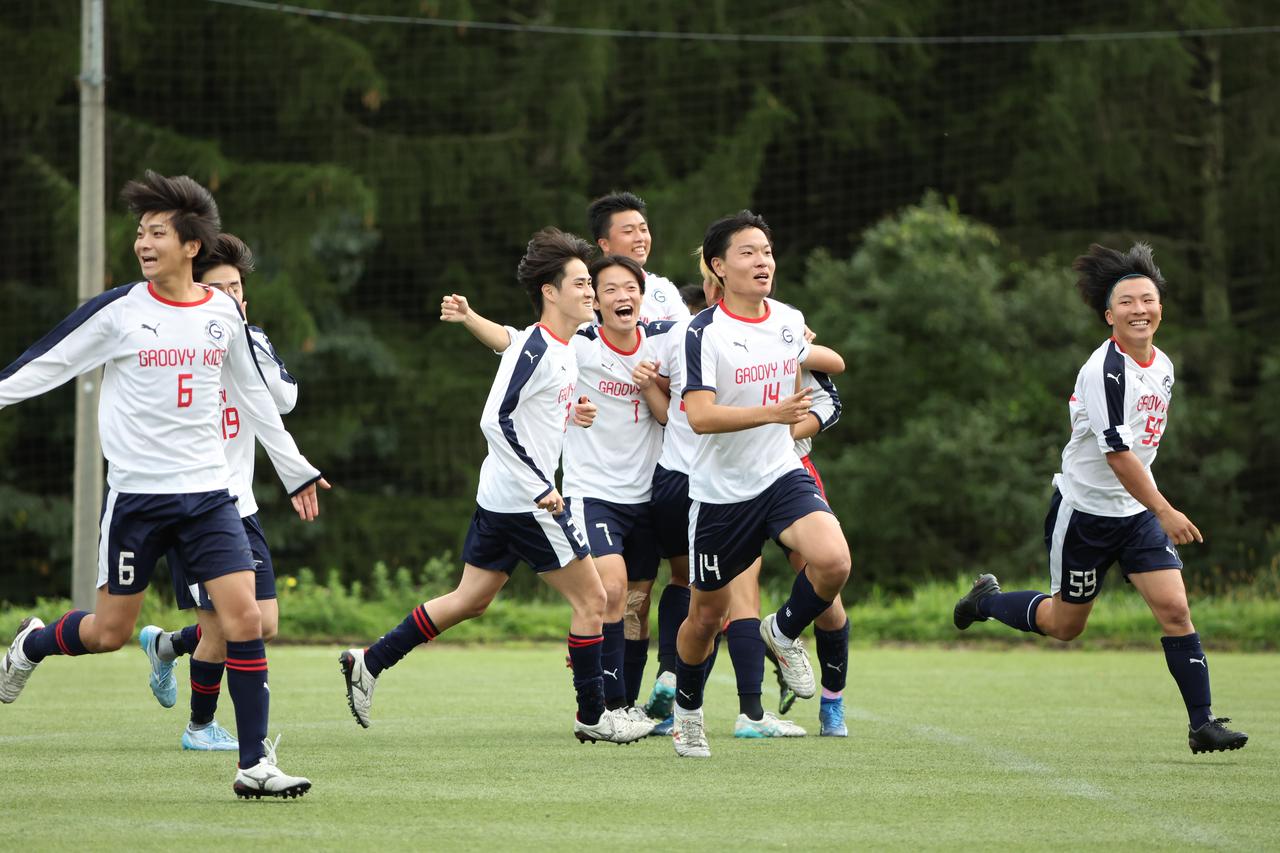 画像 : 4番目の画像 - 【写真】決勝進出に貢献した2年生守護神の岩見。PK戦ではミスを取り返すセーブを見せ、歓喜の輪の中心となった(写真◎高野徹) - サッカーマガジンWEB