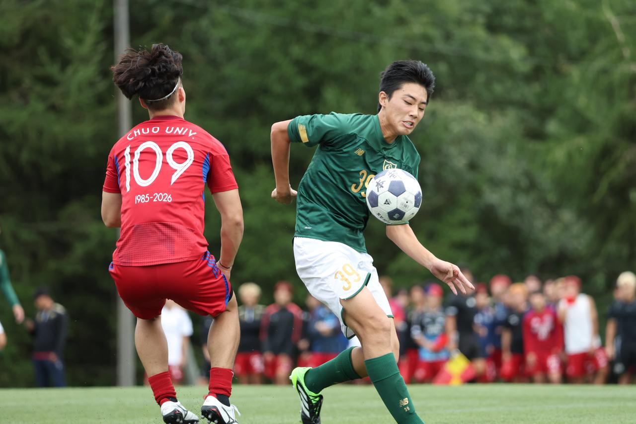 画像 : 7番目の画像 - 【写真】中央大学サッカー同好会（緑）と中央大学体同連フースバルクラブB（赤）、明治大学Groovykids（白）と中央大学MAEPLE（紺）が決勝進出を懸けて激突!（写真◎高野徹） - サッカーマガジンWEB