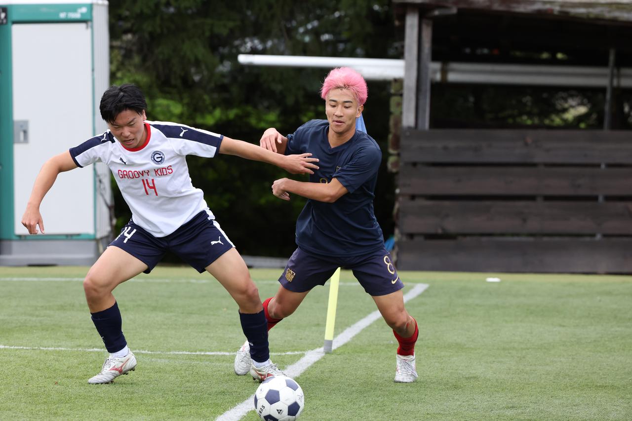 画像 : 25番目の画像 - 【写真】中央大学サッカー同好会（緑）と中央大学体同連フースバルクラブB（赤）、明治大学Groovykids（白）と中央大学MAEPLE（紺）が決勝進出を懸けて激突!（写真◎高野徹） - サッカーマガジンWEB