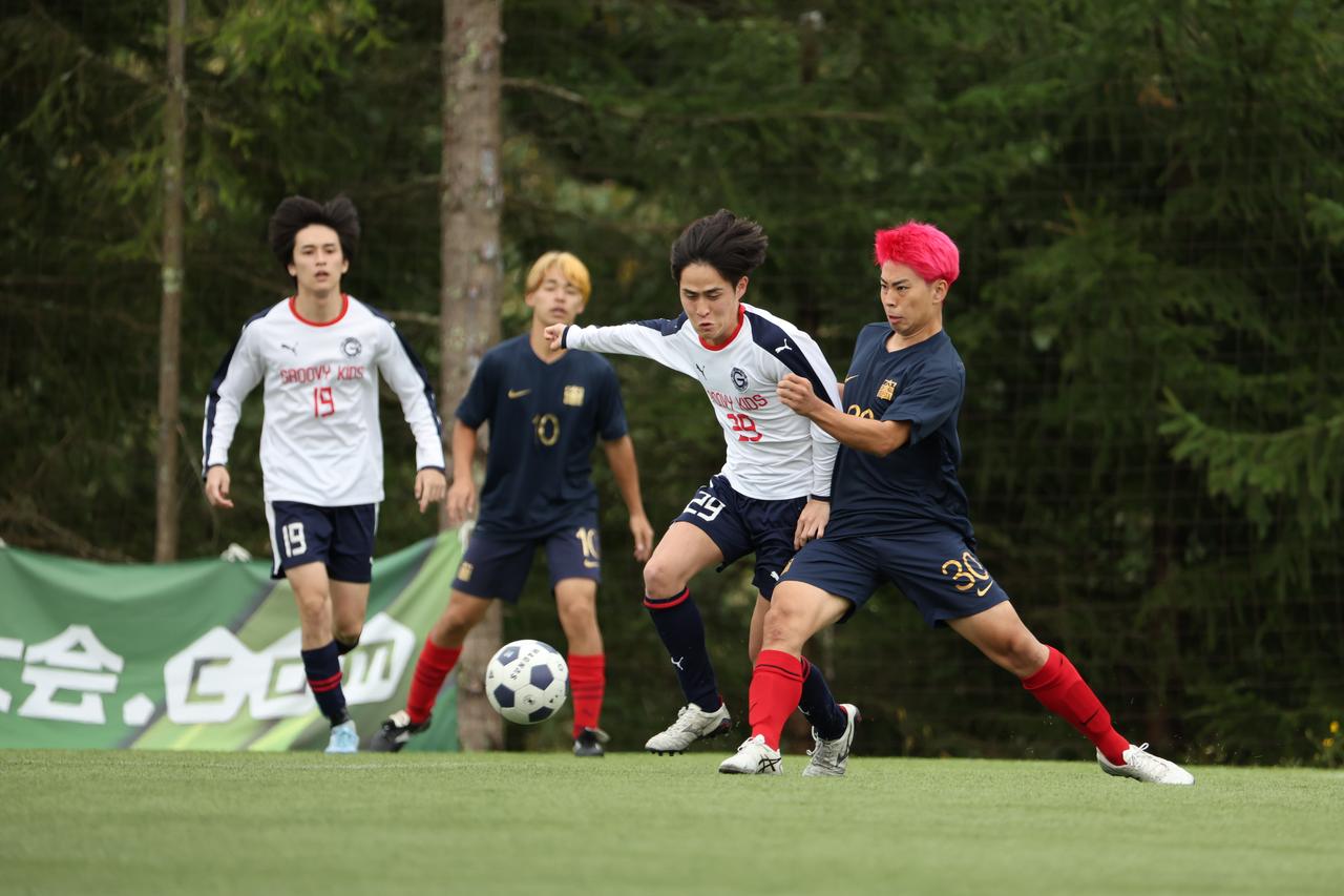 画像 : 17番目の画像 - 【写真】中央大学サッカー同好会(緑)と中央大学体同連フースバルクラブB(赤)、明治大学Groovykids(白)と中央大学MAEPLE(紺)が決勝進出を懸けて激突!(写真◎高野徹) - サッカーマガジンWEB