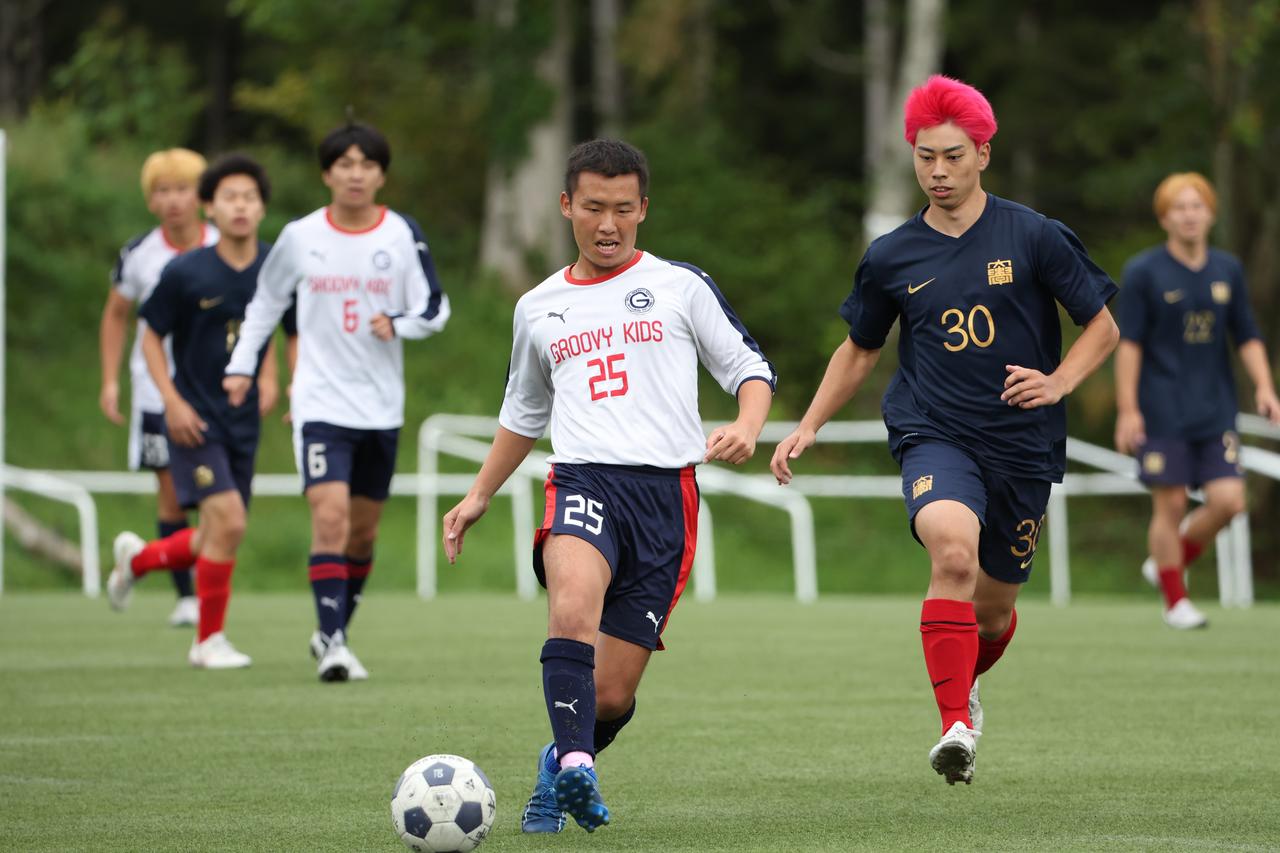 画像 : 20番目の画像 - 【写真】中央大学サッカー同好会(緑)と中央大学体同連フースバルクラブB(赤)、明治大学Groovykids(白)と中央大学MAEPLE(紺)が決勝進出を懸けて激突!(写真◎高野徹) - サッカーマガジンWEB