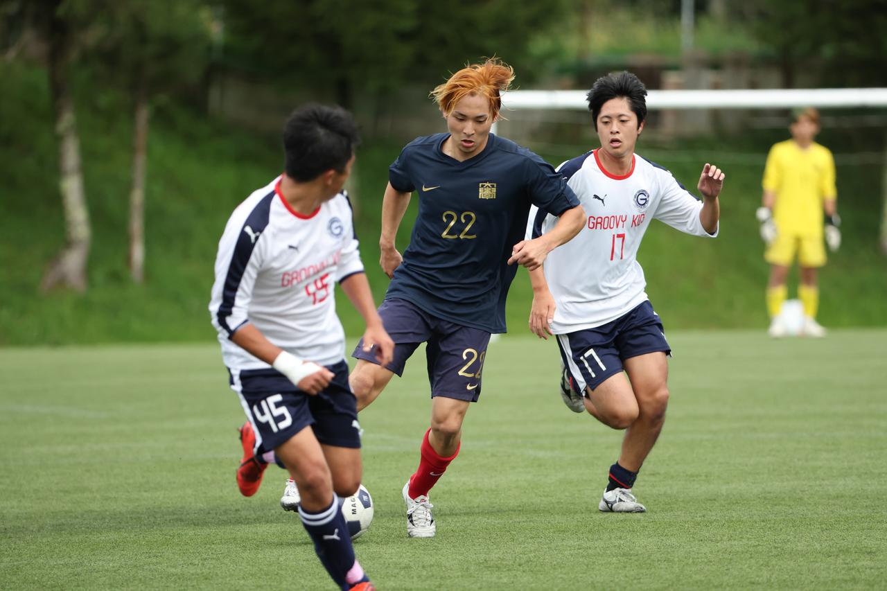 画像 : 27番目の画像 - 【写真】中央大学サッカー同好会(緑)と中央大学体同連フースバルクラブB(赤)、明治大学Groovykids(白)と中央大学MAEPLE(紺)が決勝進出を懸けて激突!(写真◎高野徹) - サッカーマガジンWEB