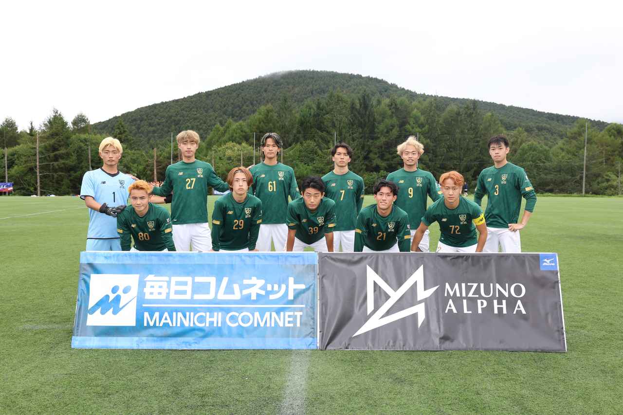 画像 : 1番目の画像 - 【写真】中央大学サッカー同好会(緑)と中央大学体同連フースバルクラブB(赤)、明治大学Groovykids(白)と中央大学MAEPLE(紺)が決勝進出を懸けて激突!(写真◎高野徹) - サッカーマガジンWEB