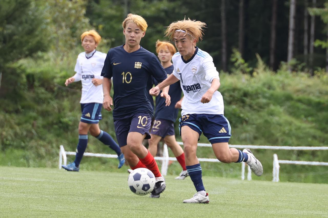 画像 : 31番目の画像 - 【写真】中央大学体同連フースバルクラブB（赤）と明治学院大学白金FC（白）、中央大学MAEPLE（紺）と青山学院大学理工サッカー部A（白）がベスト4を懸けて激突！（写真◎石倉利英） - サッカーマガジンWEB
