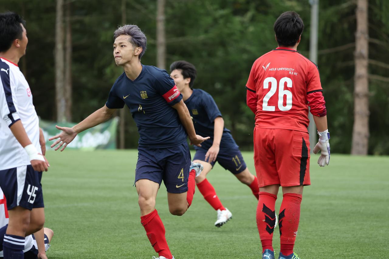 画像 : 29番目の画像 - 【写真】中央大学サッカー同好会（緑）と中央大学体同連フースバルクラブB（赤）、明治大学Groovykids（白）と中央大学MAEPLE（紺）が決勝進出を懸けて激突!（写真◎高野徹） - サッカーマガジンWEB