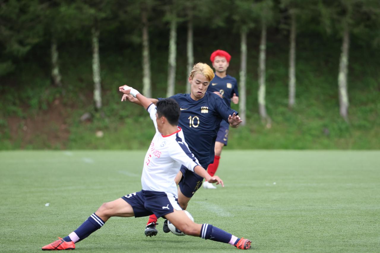 画像 : 30番目の画像 - 【写真】中央大学サッカー同好会(緑)と中央大学体同連フースバルクラブB(赤)、明治大学Groovykids(白)と中央大学MAEPLE(紺)が決勝進出を懸けて激突!(写真◎高野徹) - サッカーマガジンWEB