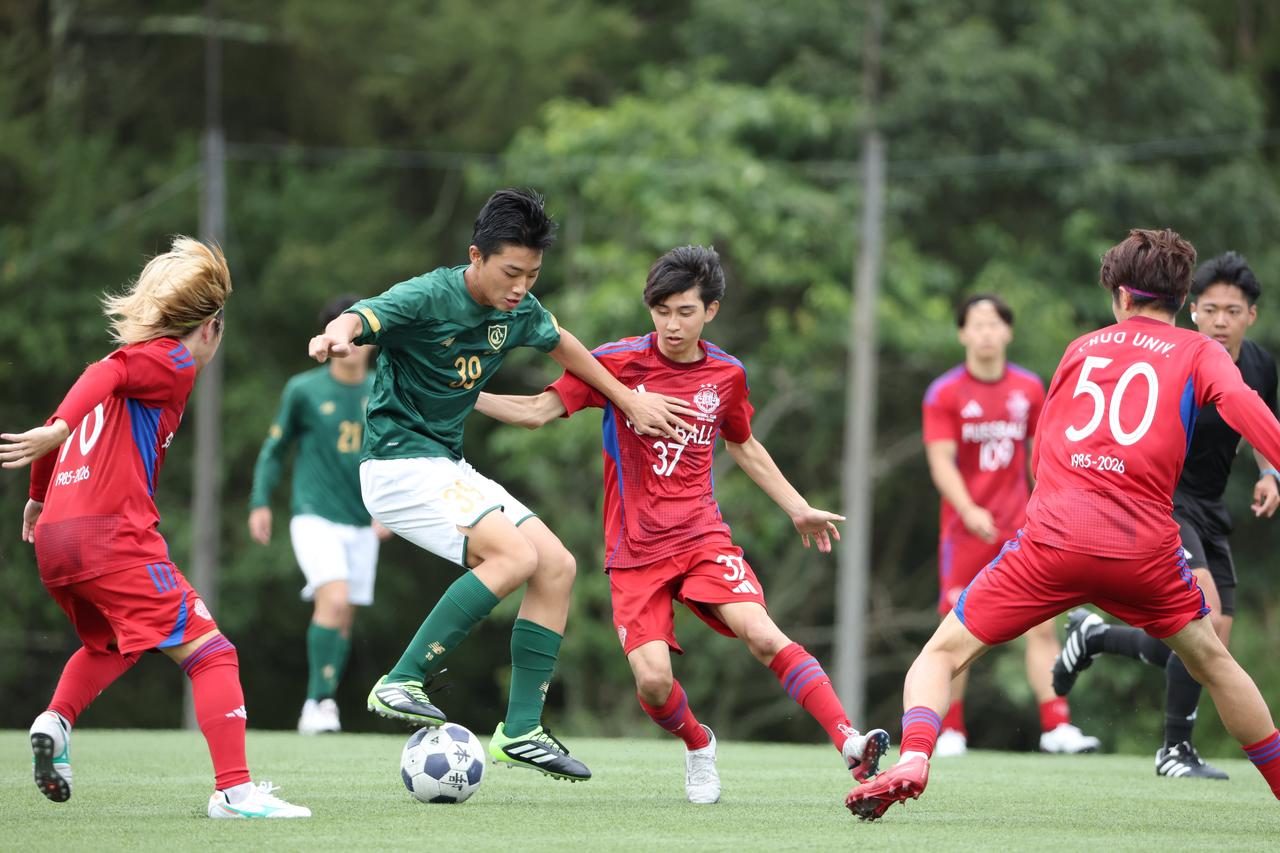 画像 : 10番目の画像 - 【写真】中央大学サッカー同好会(緑)と中央大学体同連フースバルクラブB(赤)、明治大学Groovykids(白)と中央大学MAEPLE(紺)が決勝進出を懸けて激突!(写真◎高野徹) - サッカーマガジンWEB