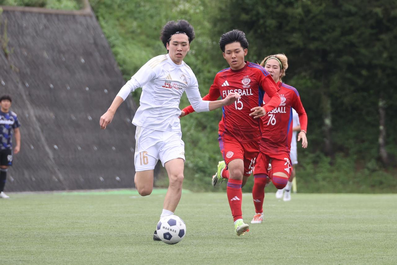 画像 : 10番目の画像 - 【写真】中央大学体同連フースバルクラブB(赤)と明治学院大学白金FC(白)、中央大学MAEPLE(紺)と青山学院大学理工サッカー部A(白)がベスト4を懸けて激突!(写真◎石倉利英) - サッカーマガジンWEB