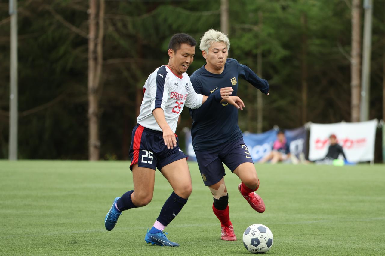 画像 : 24番目の画像 - 【写真】中央大学サッカー同好会(緑)と中央大学体同連フースバルクラブB(赤)、明治大学Groovykids(白)と中央大学MAEPLE(紺)が決勝進出を懸けて激突!(写真◎高野徹) - サッカーマガジンWEB