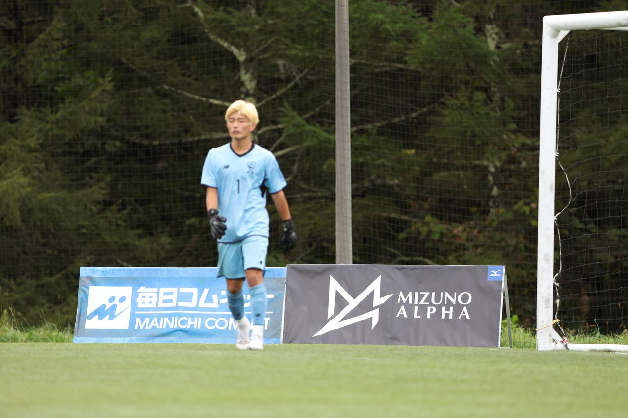 画像 : 8番目の画像 - 【写真】中央大学サッカー同好会(緑)と中央大学体同連フースバルクラブB(赤)、明治大学Groovykids(白)と中央大学MAEPLE(紺)が決勝進出を懸けて激突!(写真◎高野徹) - サッカーマガジンWEB