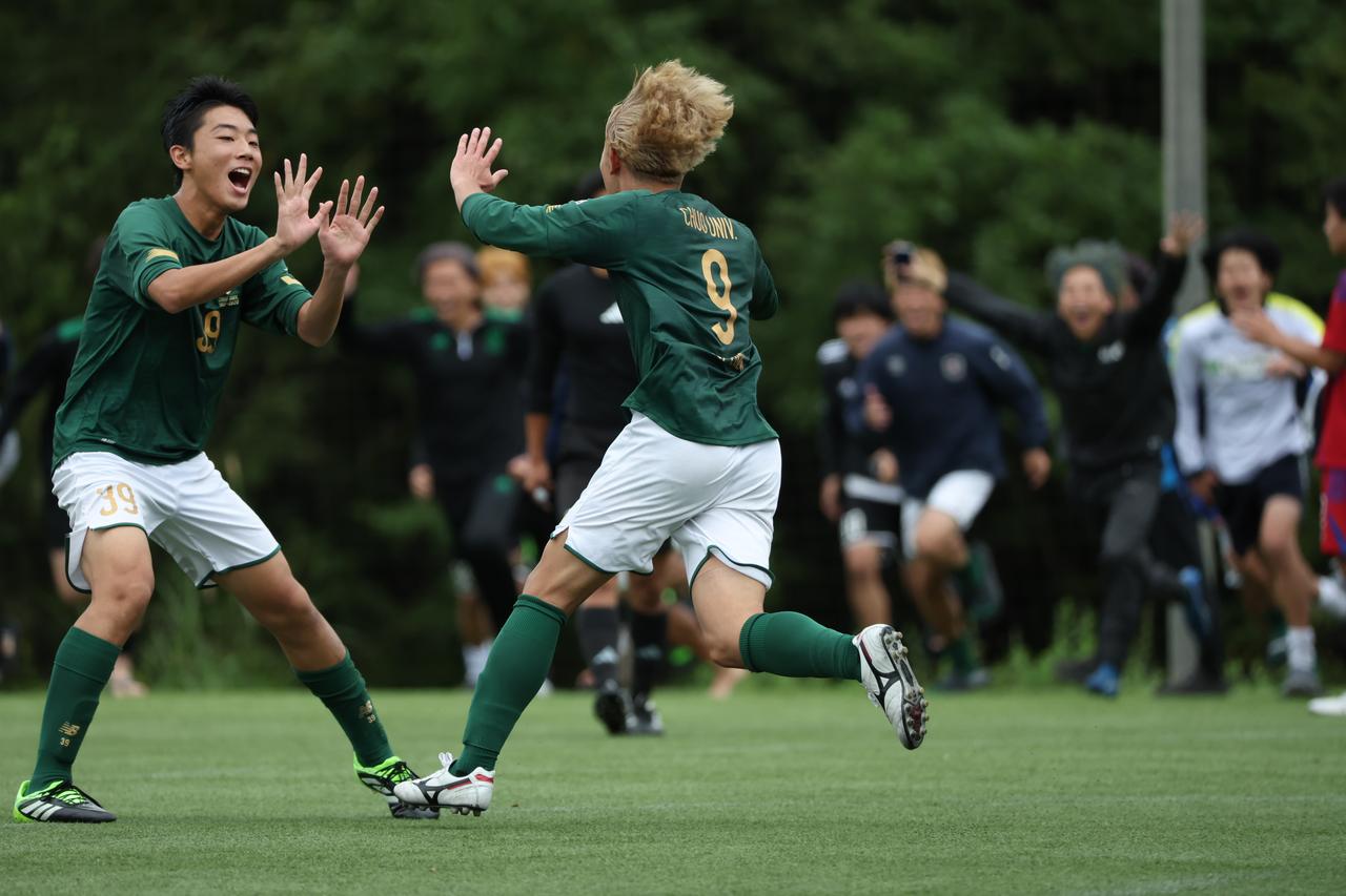 画像 : 12番目の画像 - 【写真】中央大学サッカー同好会(緑)と中央大学体同連フースバルクラブB(赤)、明治大学Groovykids(白)と中央大学MAEPLE(紺)が決勝進出を懸けて激突!(写真◎高野徹) - サッカーマガジンWEB