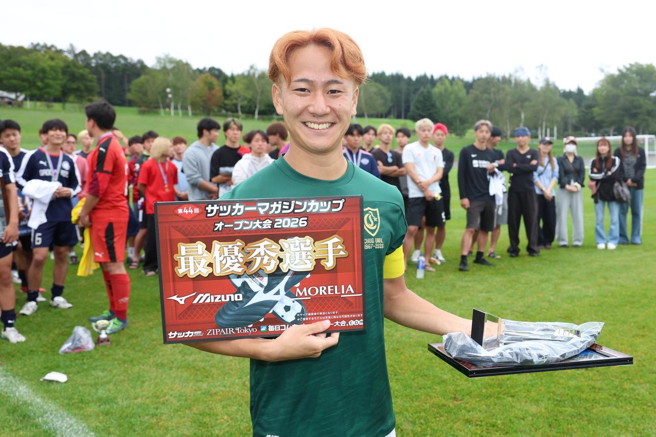 画像: 中央大学サッカー同好会のキャプテン、桑原が大会MVPに