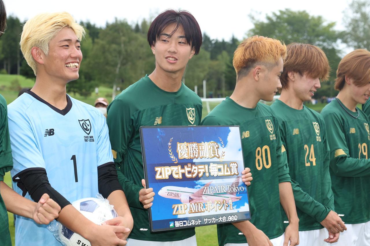 画像: 優勝した中央大学サッカー同好会には副賞『ZIPでトビタテ！ 毎コム賞』として、40万ZIP AIRポイント（40万円分）が贈られた