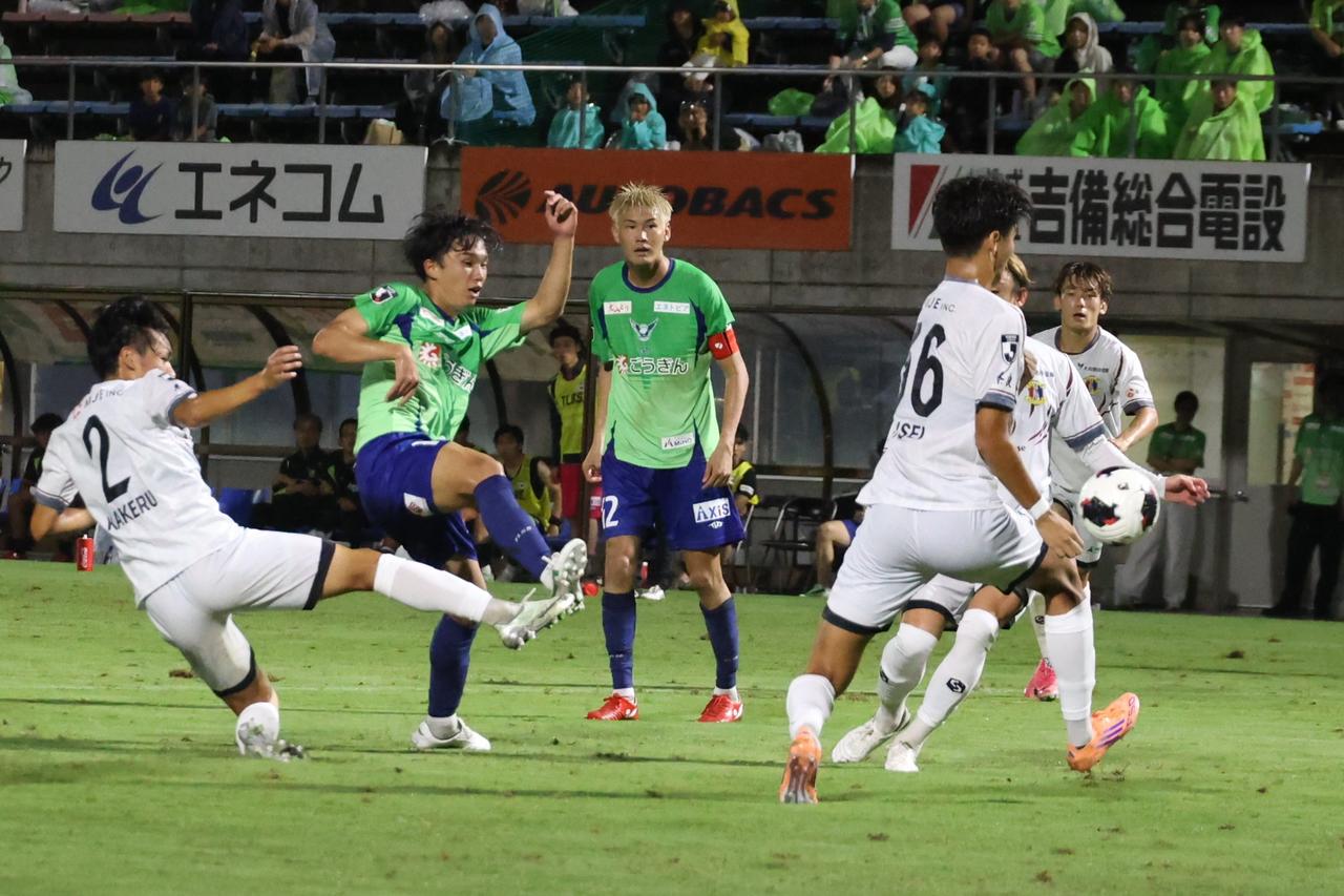 画像 : 6番目の画像 - 【写真】細かい雨が降る中で行なわれた鳥取と奈良の一戦。前半から得点を重ねた奈良がその後の鳥取の猛反撃をしのいで逃げ切った(写真◎石倉利英) - サッカーマガジンWEB