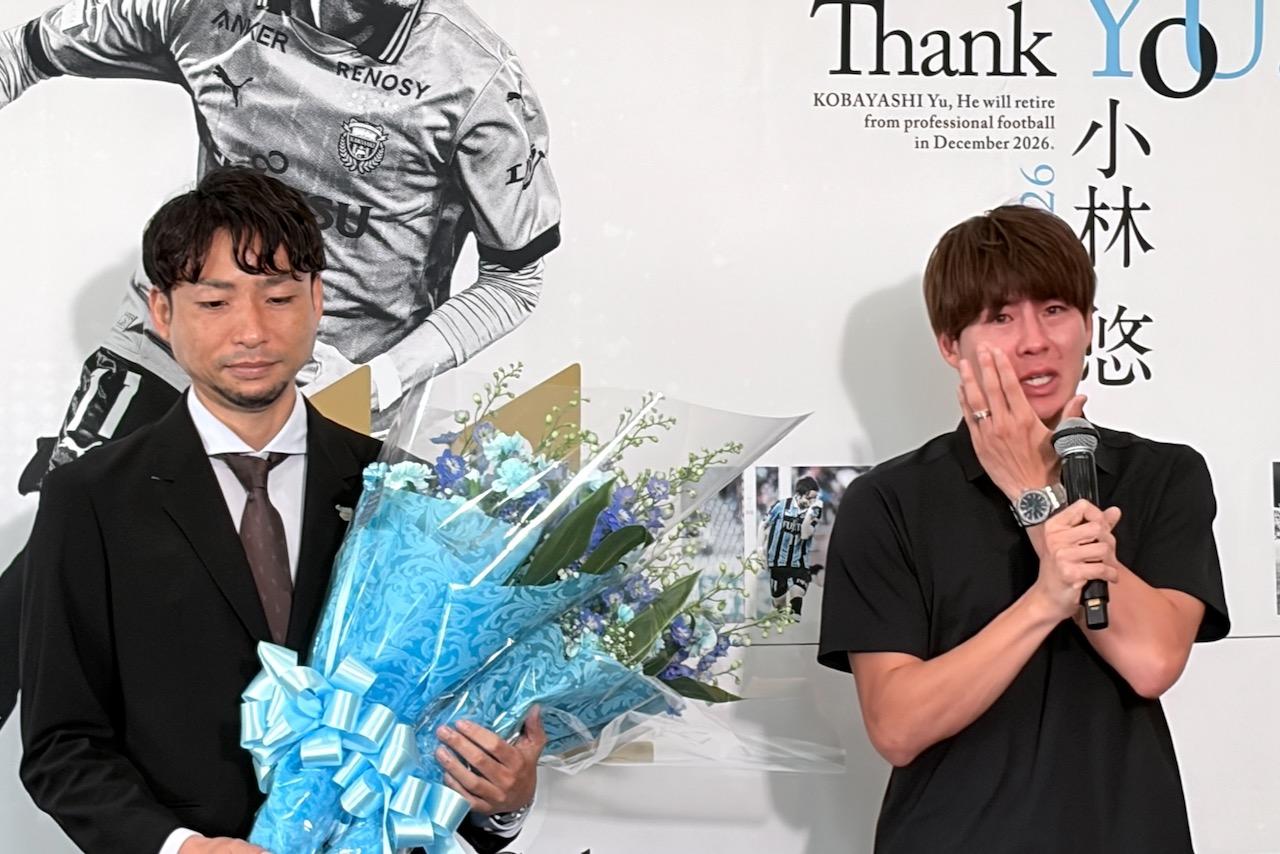 画像: 花束を渡したキャプテンの脇坂泰斗は号泣（写真◎サッカーマガジン）