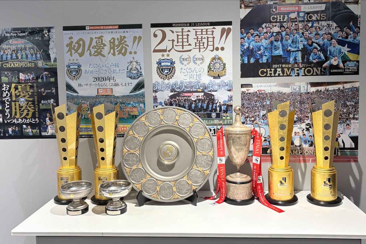 画像: 小林悠が獲得した3大タイトルの数々（写真◎サッカーマガジン）