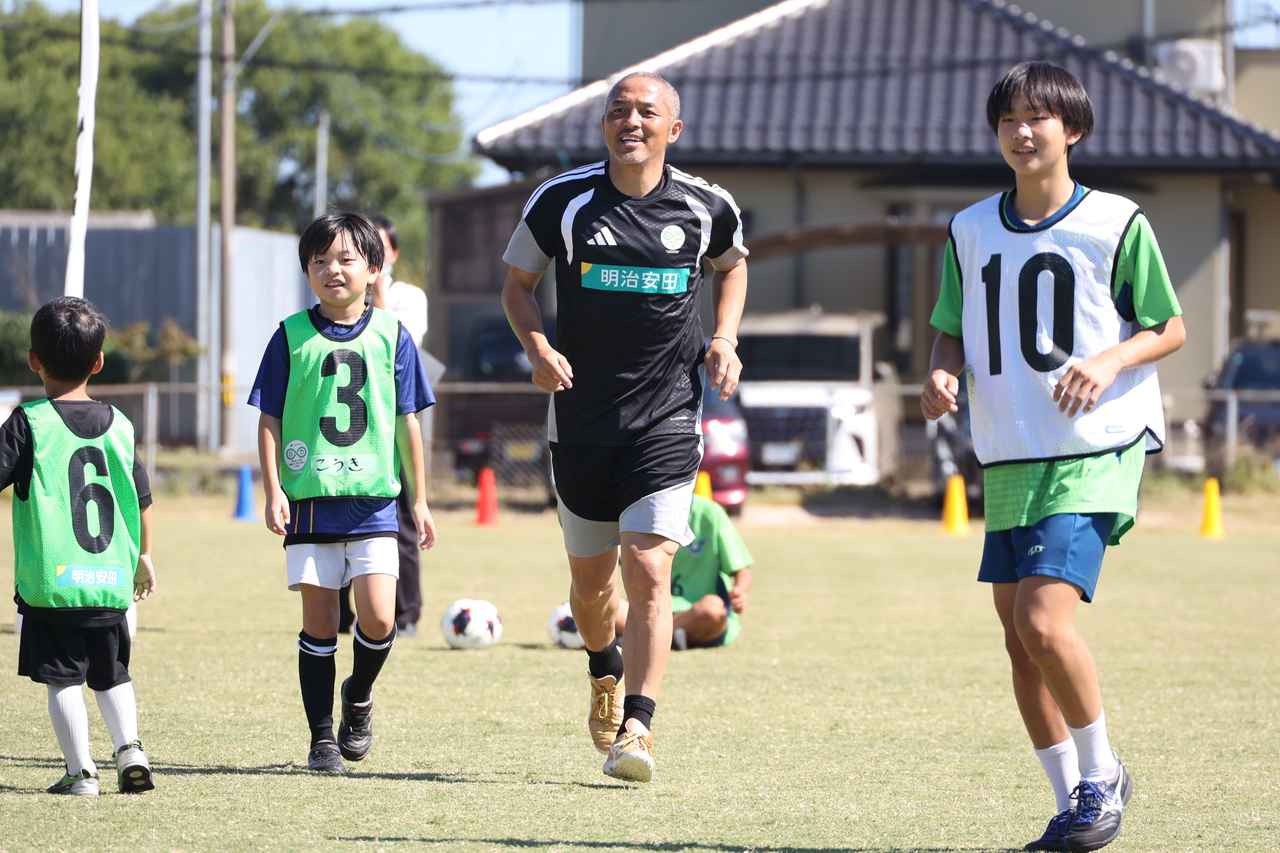 画像 : 19番目の画像 - 【写真】鳥取県境港市のガイナーレ誠道アカデミーで開催された今回のイベント。気候変動とサッカーの関係について学ぶ『サステナトーク』や、小野氏が現役時代を思わせる華麗なテクニックを披露したサッカー教室で大いに盛り上がった(写真◎石倉利英) - サッカーマガジンWEB