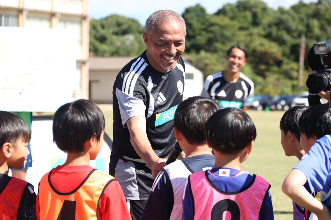 画像 : 7番目の画像 - 【写真】鳥取県境港市のガイナーレ誠道アカデミーで開催された今回のイベント。気候変動とサッカーの関係について学ぶ『サステナトーク』や、小野氏が現役時代を思わせる華麗なテクニックを披露したサッカー教室で大いに盛り上がった（写真◎石倉利英） - サッカーマガジンWEB