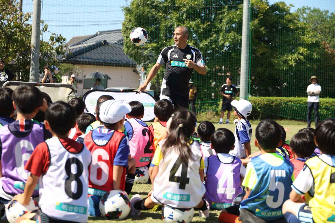 画像 : 11番目の画像 - 【写真】鳥取県境港市のガイナーレ誠道アカデミーで開催された今回のイベント。気候変動とサッカーの関係について学ぶ『サステナトーク』や、小野氏が現役時代を思わせる華麗なテクニックを披露したサッカー教室で大いに盛り上がった(写真◎石倉利英) - サッカーマガジンWEB