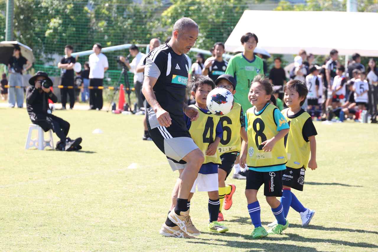画像 : 21番目の画像 - 【写真】鳥取県境港市のガイナーレ誠道アカデミーで開催された今回のイベント。気候変動とサッカーの関係について学ぶ『サステナトーク』や、小野氏が現役時代を思わせる華麗なテクニックを披露したサッカー教室で大いに盛り上がった(写真◎石倉利英) - サッカーマガジンWEB