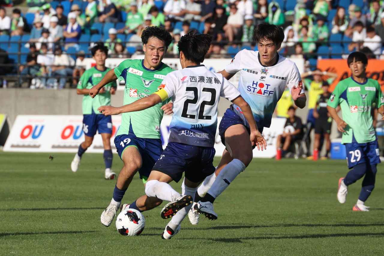画像 : 6番目の画像 - 【写真】普段ホームゲームを開催している鳥取市のAxisバードスタジアムではなく、鳥取が練習場として使用しているオールガイナーレYAJINスタジアムでの試合となった鳥取と岐阜の一戦（写真◎石倉利英） - サッカーマガジンWEB
