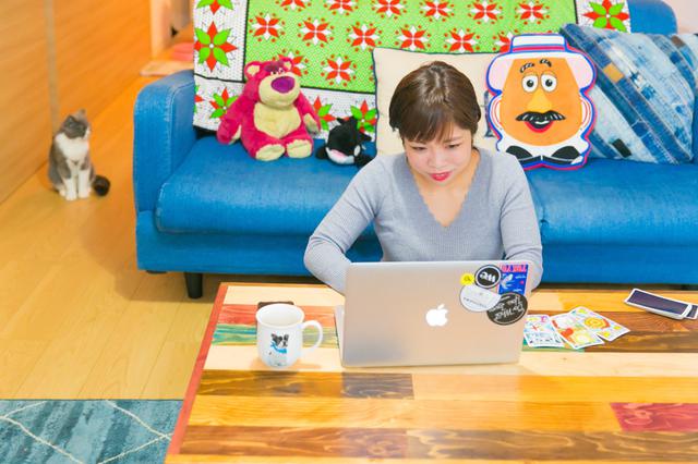 画像: オンラインで占い相談を受けている林さん。テーブルの上にあるタロットカードで占い、その結果を元にアドバイスを行っている。