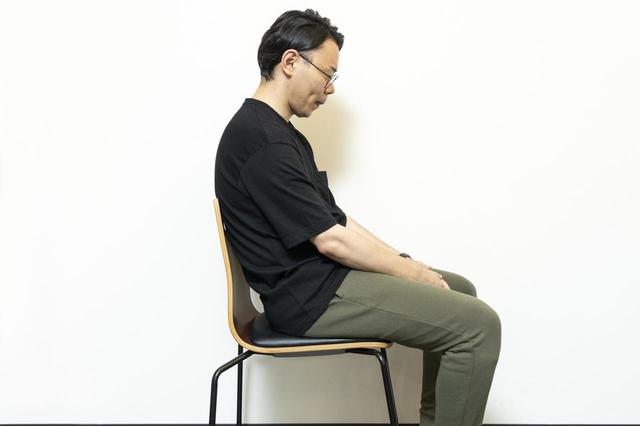 画像: 体の力を抜くと背すじは曲がる