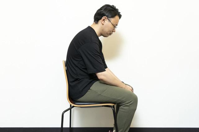 画像2: (2)イスに座って「巻き肩」チェック