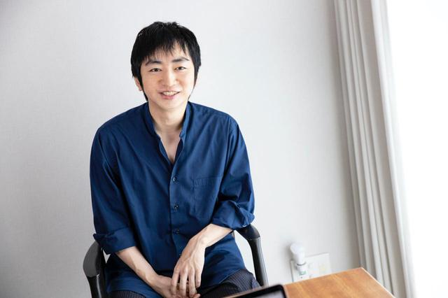 画像: メディア出演の次の一手は“小説家コスプレ”