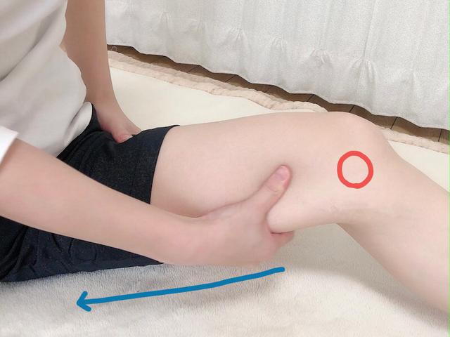 画像: 膝を裏から掴み、横に骨が出っ張っている部分があるのを確認してください。そこから膝上に向かって少し指を滑らせた場所が内もものリンパです。親指を密着させて、そこから太ももの付け根に向かって滑らせます。この動きを15回ほど繰り返します。