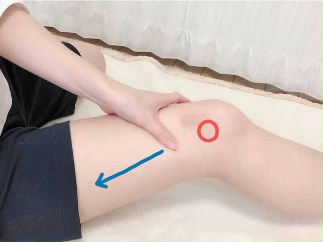 画像: 足をまっすぐ伸ばし、膝にくぼみができるのを確認します。そこから指2本分外側にある太もものリンパに、親指を密着させます。そこから太ももの付け根に向かって親指を滑らせます。この動きを15回ほど繰り返します。
