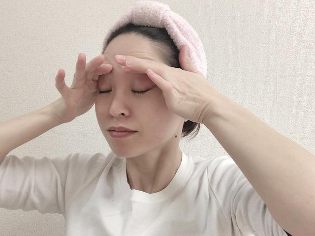 画像: 人差し指を、眉に沿えるように軽く押しつけます。