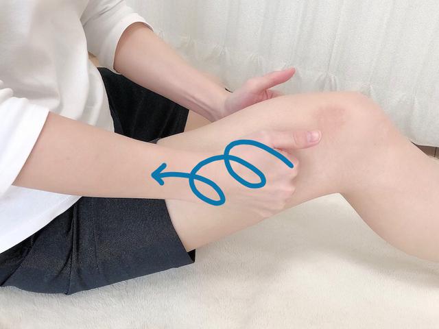 画像: 指の関節の固い部分を太ももの側面に押し付けます。3分ほどかけて、太ももの側面、前側、後ろ側など全体を、円を描くようにほぐしていきます。