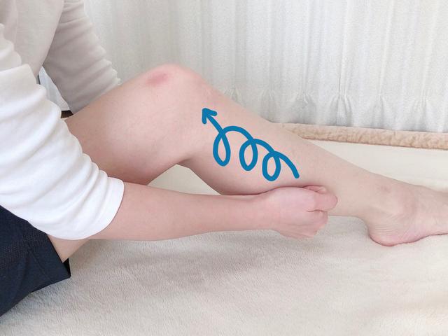 画像: 指の関節の固い部分をふくらはぎの側面に押し付けます。ふくらはぎの側面全体をほぐすように、円を描くように動かします。この動きを、1分ほど行います。