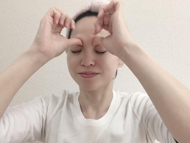 画像: 眉頭の下にあるくぼみを親指の腹で軽く押さえます。眉を上に持ち上げるように、3秒×3回、ゆっくりと押します。