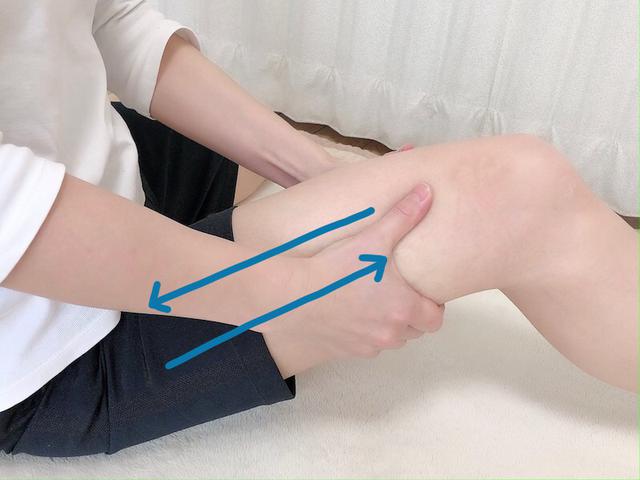 画像: 両手で太ももをつつむように持ちます。ひざ上から太ももの付け根に向かって、15回ほど手を滑らせます。その後、逆方向(太ももの付け根からひざ上)に15回ほど手を滑らせます。