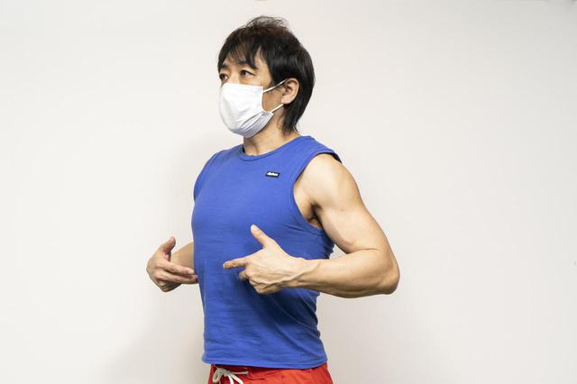 画像: 腹直筋を伸ばした状態。姿勢が良くなり、肩の負担が減る