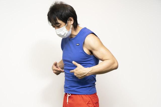 画像: 腹直筋が硬いと背中が丸まり、首や肩の負担が大きくなる
