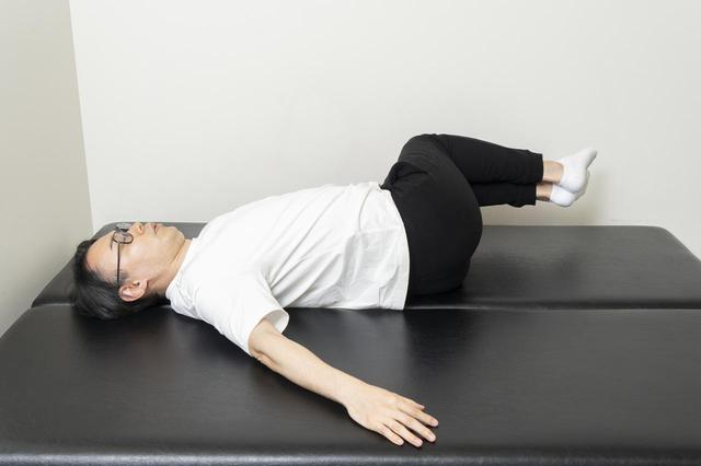 画像13: 【カンタン5分で腰痛改善】寝ながらストレッチでおやすみ前に体をリフレッシュ!