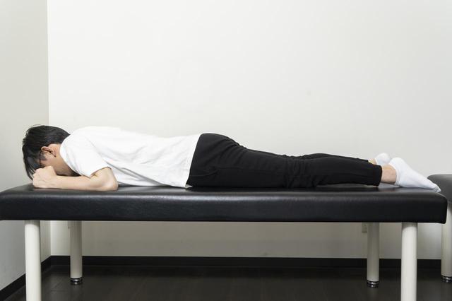 画像15: 【カンタン5分で腰痛改善】寝ながらストレッチでおやすみ前に体をリフレッシュ!