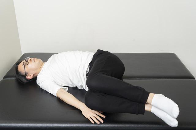 画像12: 【カンタン5分で腰痛改善】寝ながらストレッチでおやすみ前に体をリフレッシュ!