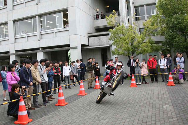 画像: 小川選手のデモは大勢の学生が注目。窓から身を乗り出す学生も